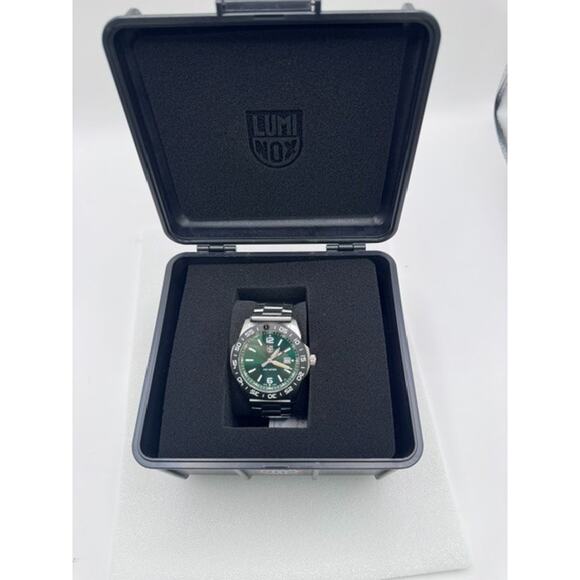 Luminox Pacific Diver Green Dial Tritium Stainless Mens 44mm SWISS Watch XS.3137
